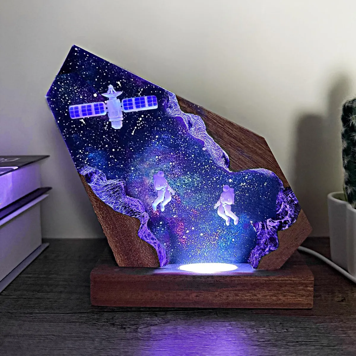 İçinde astronotlar ve uydu bulunan galaksi temalı reçine lamba